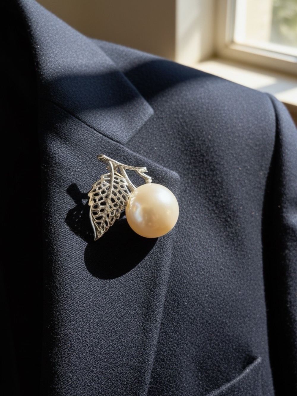 Vintage Sarah Coventry Silver Tone Nature’s Faux Pearl Brooch. Circa 1970.